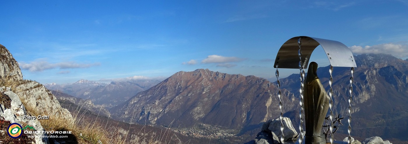 82 Panoramica dal Corno Regismondo verso il Due Mani e la Valsassina.jpg